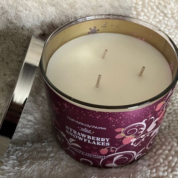 Bath and Body Works Strawberry Snowflakes - Picture 3 of 3
